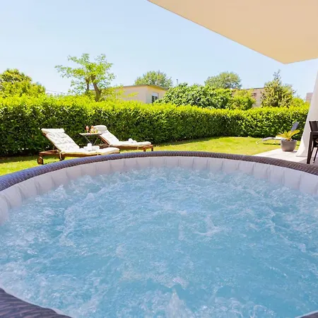 Large Luxury With Hot Tube Apartment *