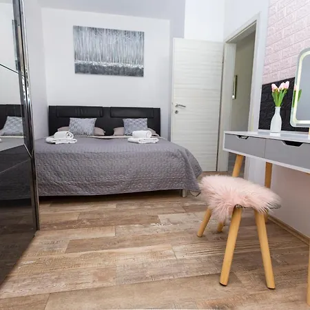Large Luxury With Hot Tube Apartment Podstrana