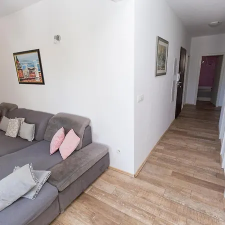 Large Luxury With Hot Tube Apartment Podstrana