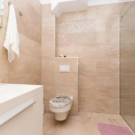 Large Luxury With Hot Tube